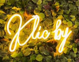 Klic by néon personnalisé mur végétal