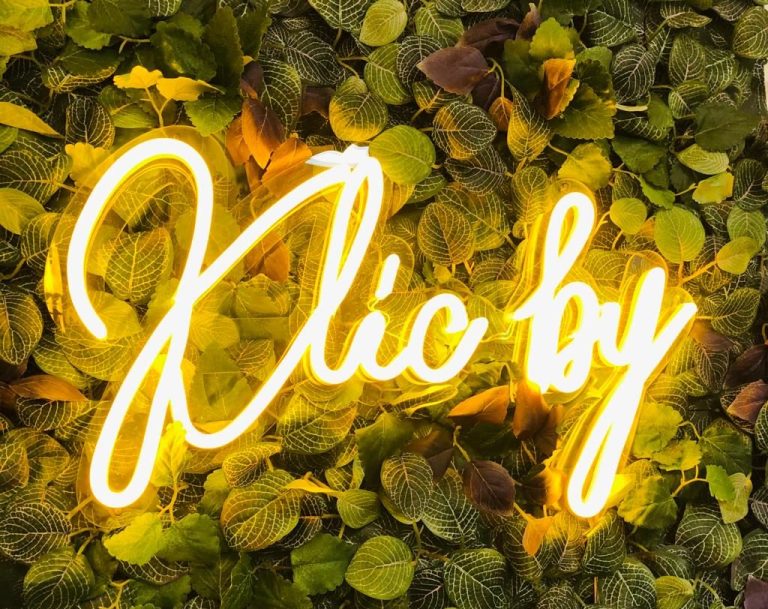 Klic by néon personnalisé mur végétal