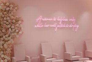 Néon personnalisé rose blanc pour salon de beauté A woman is only helpless nails Girl