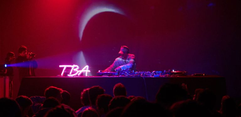 Neon personnalise DJ set connecte a une batterie