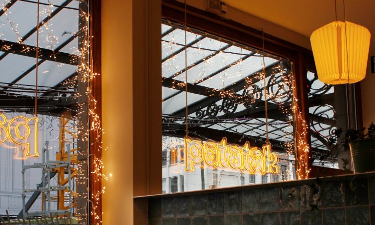 Neon personnalise restaurant Patatak vitrine