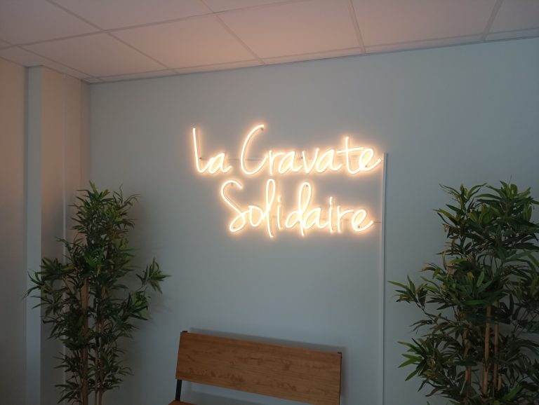 la cravate solidaire blanc chaud mur blanc