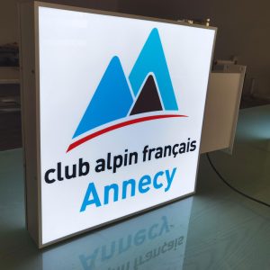 Drapeau lumineux Club Alpin UV sur mesure
