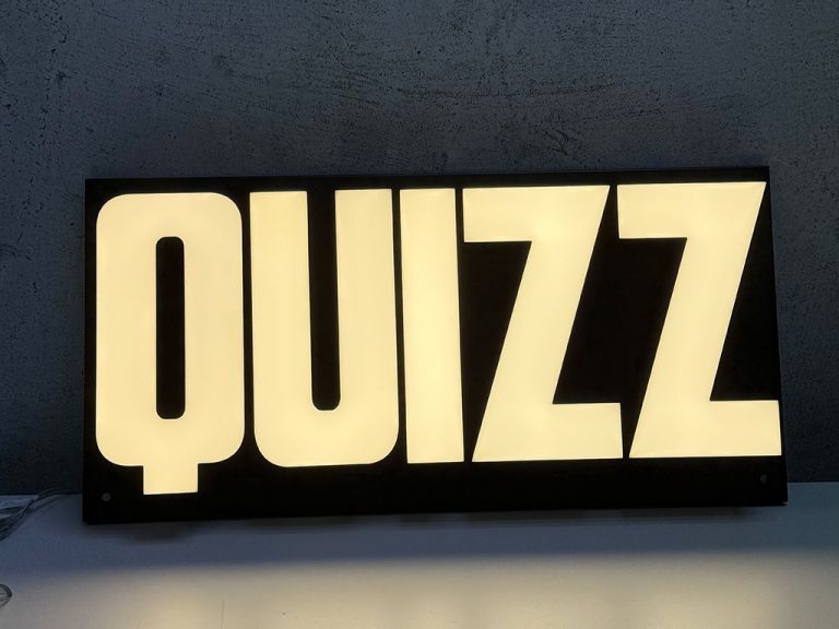 Quizz lettres boîtier channel letters sur support noir