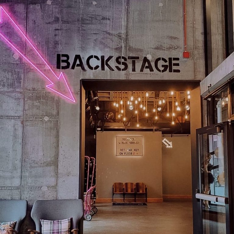 Néon-Hotel-Pink-siganletique-neon-fleche-5