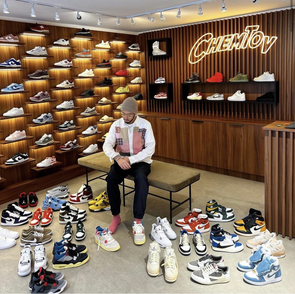 néon BOUTIQUE SHOP chemtov warm sneakers hype wood wall