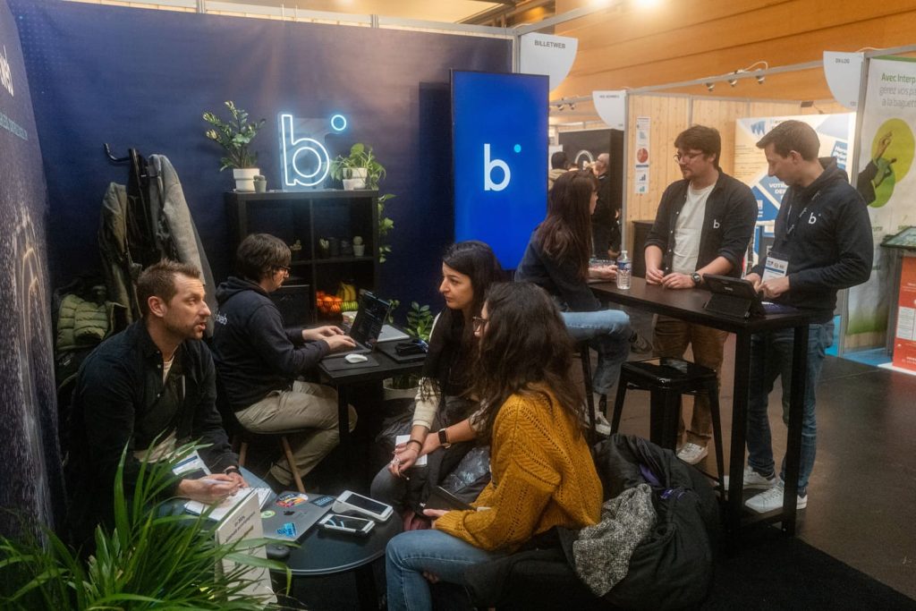 Néon Cold White Billetweb Stand Salon 4