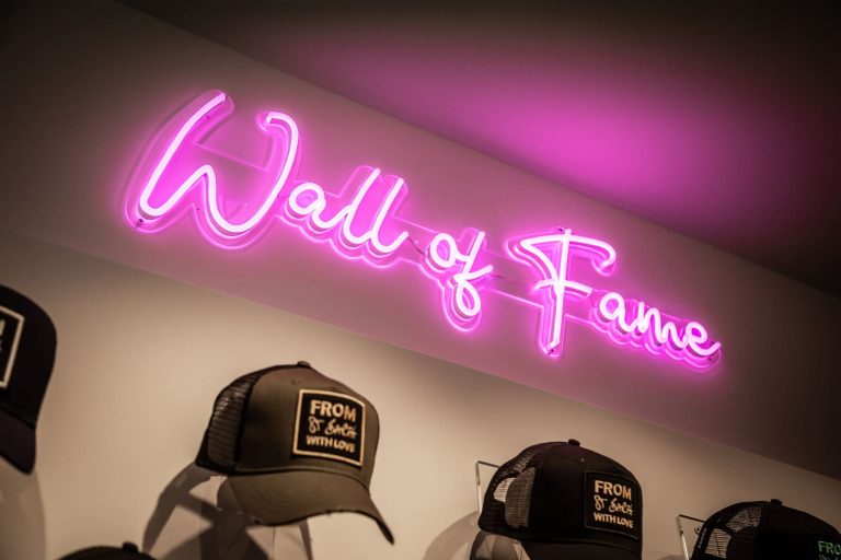 Néon DECO BOUTIQUE STORE caps wall of fame white pink 2