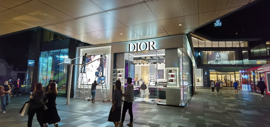 Néon-extérieur-Dior