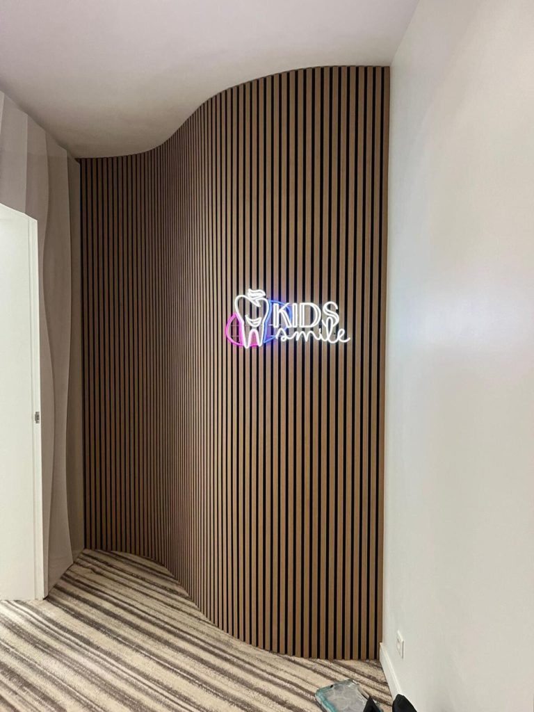 Néon Kids Smile Logo Dentist Soft Backing