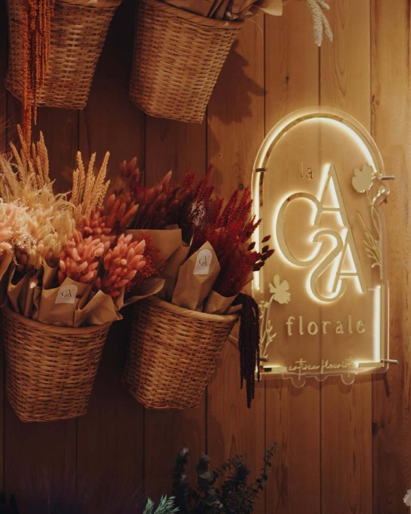 Néon La Casa retro eclaire dore or gold backlit 1