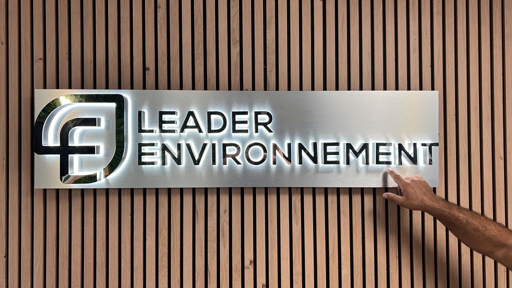 neon Leader Environnement lettres lumineuses retro eclairées miroir