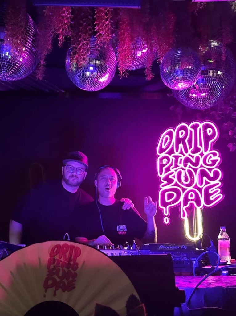 Néon Logo Dripping Sundae Hot Pink Warm white1 DJ