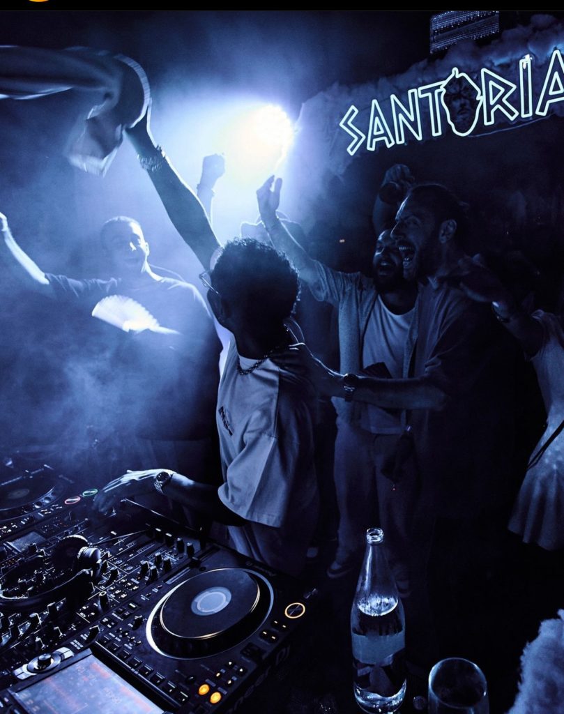 Néon Santoria Nightclub DJ