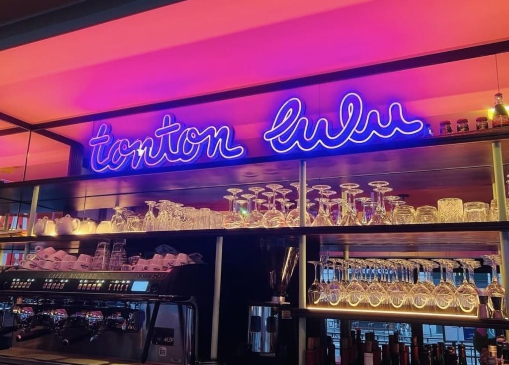 neon tonton lulu violet dans un bar