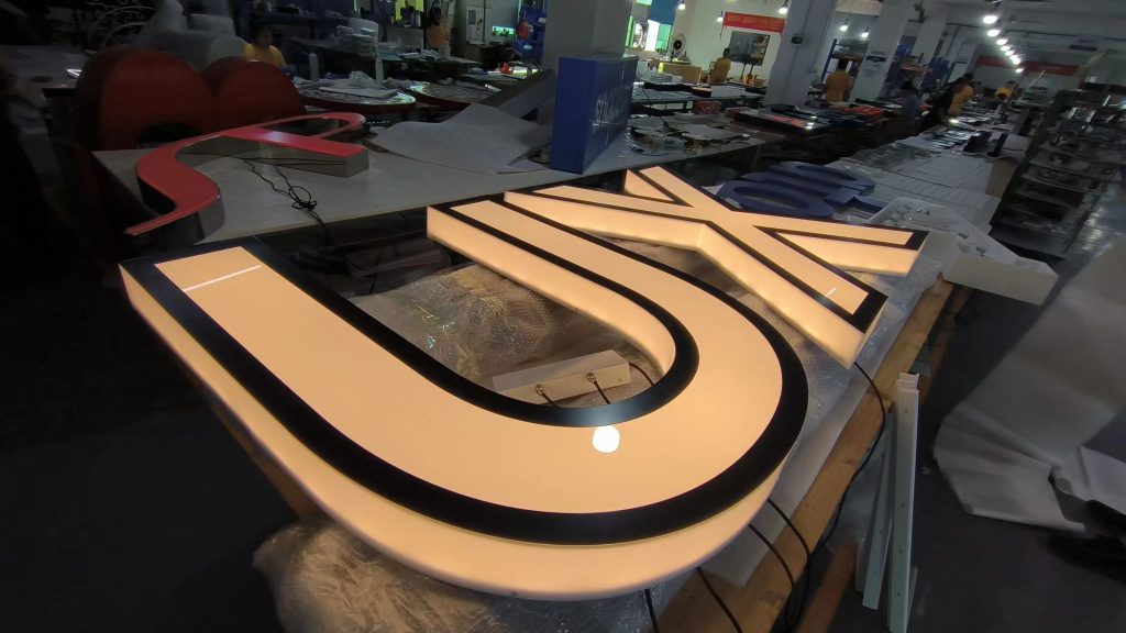 neon UX-lettres-boitier-production-details