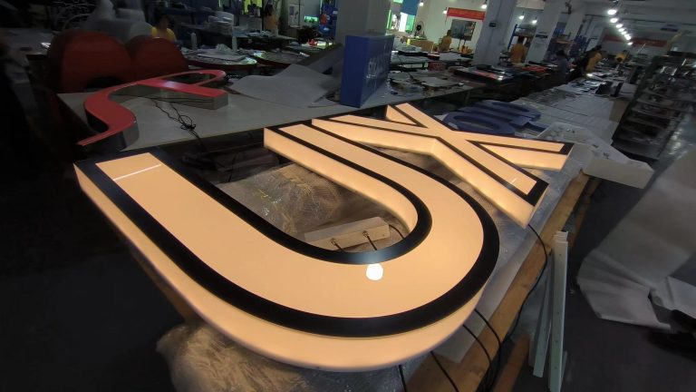 neon UX-lettres-boitier-production-details