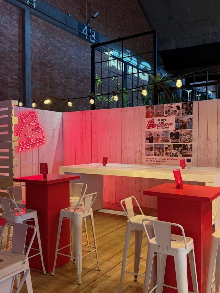 Néon Vin de bordeaux rouge bois salon stand booth