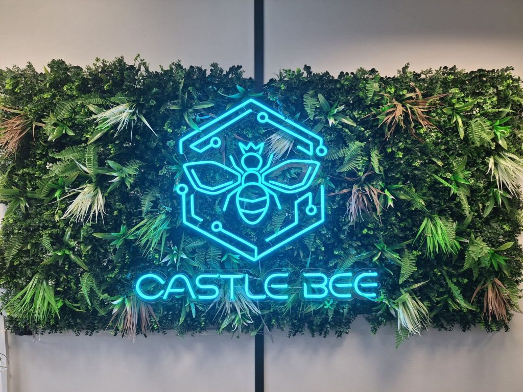 Néon logo sur mur vegetal castle bee