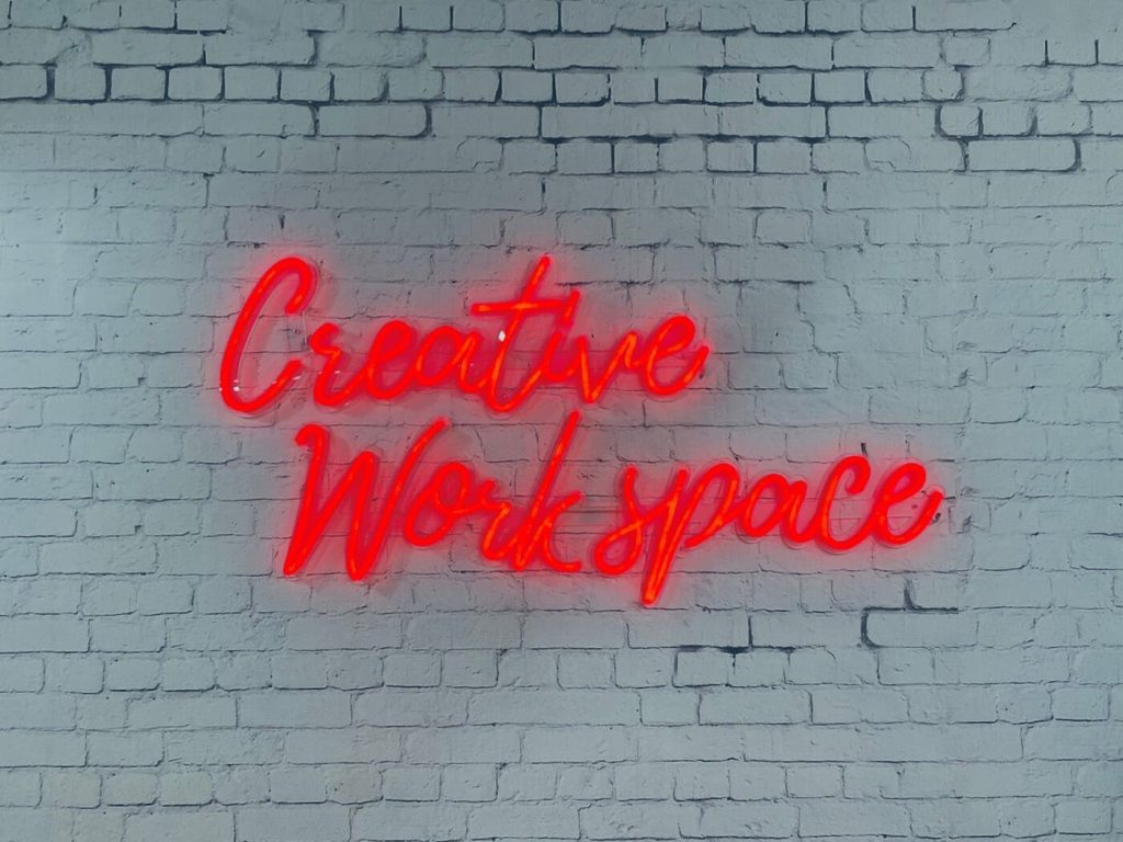 Néon creative worspace red office 2