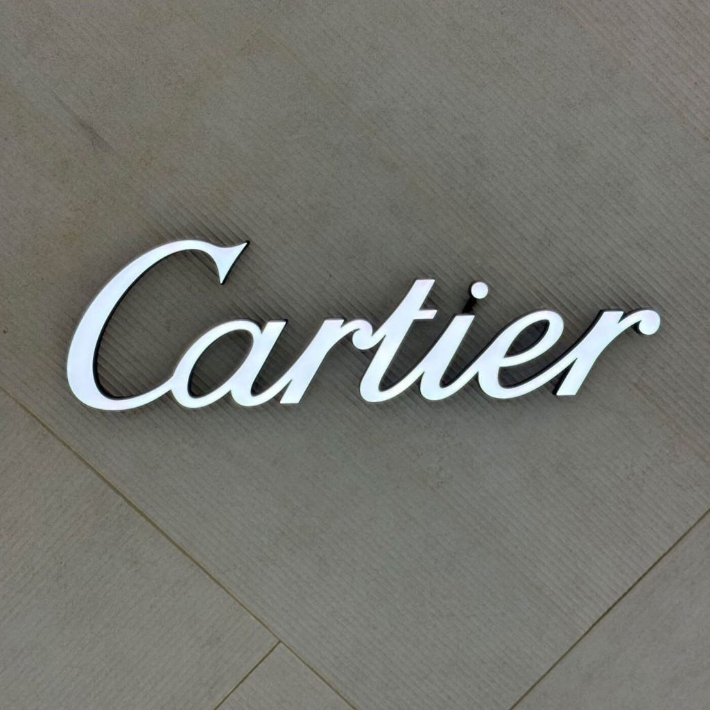 Néon Cartier lettre lumineuse éclairage frontal