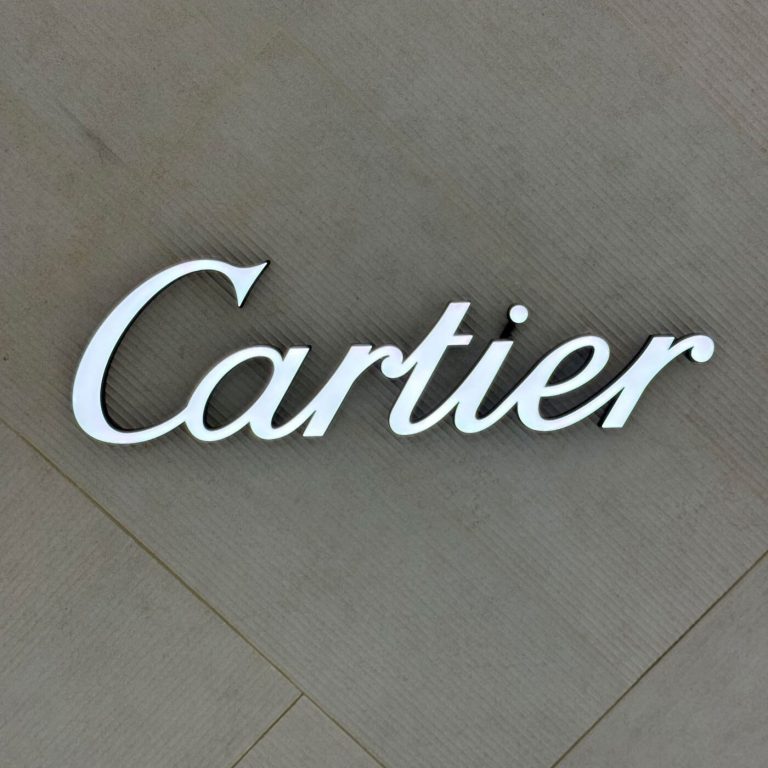 Néon Cartier lettre lumineuse éclairage frontal
