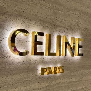 Néon lettres-logo-dorees-retroeclairees-celine