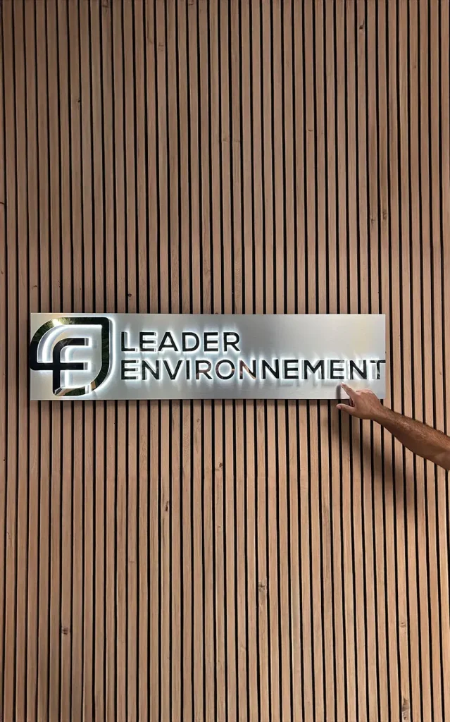Leader Environnement lettres lumineuses retro eclairées miroir